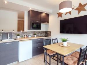 毕尔巴鄂Mood Bilbao Apartamentos - New & Special的一间带木桌的厨房和一间餐厅