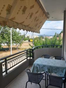 亚历山德鲁波利斯Evelins house Alexandroupoli的阳台配有桌椅,享有田野美景。