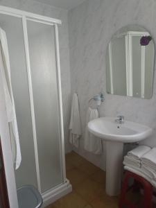 塞拉内华达Hostal El Desvío的白色的浴室设有水槽和镜子