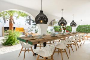 塞斯派瑟斯Villa Maria - Luxury Getaway的用餐室配有长木桌子和椅子