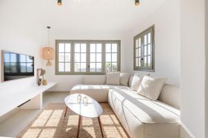 塞斯派瑟斯Villa Maria - Luxury Getaway的白色的客厅配有沙发和桌子