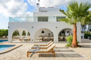 塞斯派瑟斯Villa Maria - Luxury Getaway的一座别墅,设有游泳池和棕榈树