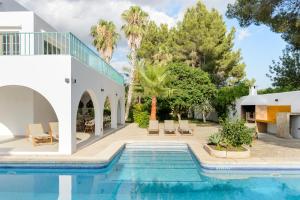 塞斯派瑟斯Villa Maria - Luxury Getaway的一座房子后院的游泳池
