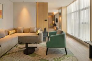 西安西安德尔塔酒店的客厅配有沙发和椅子