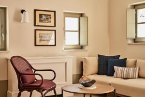 纳乌萨考斯米提斯酒店的客厅配有沙发和桌子
