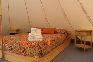 塞特尼尔Casas Rurales el Nogalejo Setenil的帐篷内的床上的一大堆毛巾