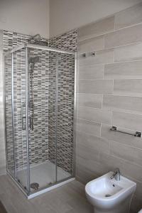 泰尔莫利Russo Apartment的带淋浴、卫生间和盥洗盆的浴室