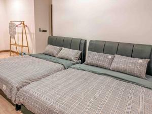 马西[Starry x CREAM] Sea View Apartment 10-12pax *FREE Netflix的两张睡床彼此相邻,位于一个房间里