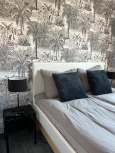 格里兹鲍Pensjonat Dom Latarnika的一间卧室配有一张带棕榈树墙壁的床