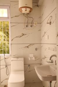 甘托克Monratino Ridge View的白色的浴室设有卫生间和水槽。