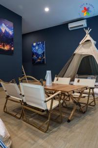 梳邦再也Private Studio in Bungalow by LilyandLoft的一间带桌椅的用餐室和帐篷