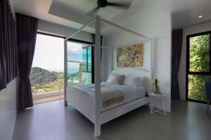 苏梅岛Villa La Moon Chaweng Noi 4BR的卧室设有白色的床和大窗户