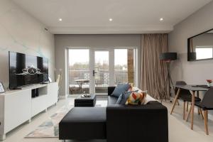吉林汉姆Luxury Apartments in Gillingham的带沙发和电视的客厅