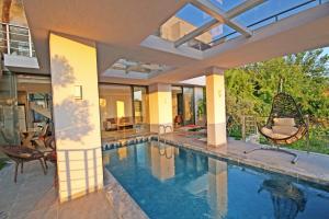 卡斯Villa With a Private Heated Pool, Jacuzzi, Overlooking Spectacular Views Of The Sea的一座带房子的室内泳池