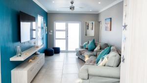 兰格班Starfish Cottage, Langebaan的客厅设有两张沙发和蓝色的墙壁