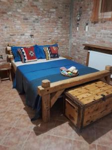 帕拉塔蒙Villa Nestor的一张带蓝色床单和枕头的木床
