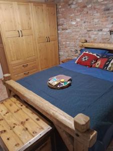 帕拉塔蒙Villa Nestor的一间卧室配有一张带蓝色棉被的木床
