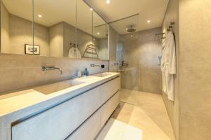 布鲁塞尔Triplex penthouse in the city center的一间带两个盥洗盆和大镜子的浴室