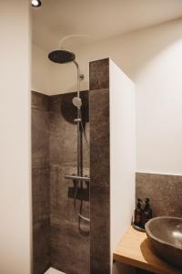 洛默尔Eikenhoef的带淋浴和盥洗盆的浴室