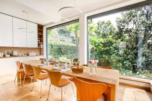 莫尔特拉肖Villa Noseda的厨房以及带木桌和椅子的用餐室。