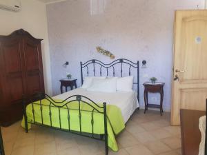 阿雷内拉Azzurro mare的一间卧室配有一张黑色和绿色的床铺