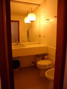 蓬塔阿拉Appartamento 109 - Multiproprietà I Boboli BC的一间带水槽、卫生间和镜子的浴室