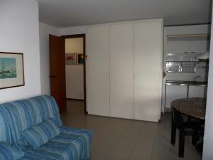 蓬塔阿拉Appartamento 109 - Multiproprietà I Boboli BC的客厅配有沙发和桌子