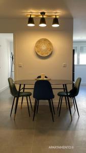 阿尔巴塞特Urbanlux Belmonte Suite的一间带桌椅的用餐室