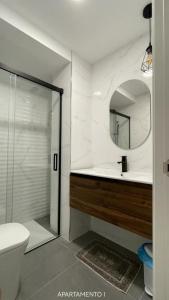阿尔巴塞特Urbanlux Belmonte Suite的带淋浴、卫生间和镜子的浴室