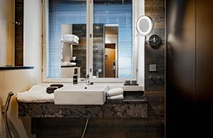 赫尔辛基GLO Hotel Art的浴室设有白色水槽和镜子