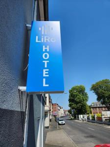 菲尔森Liro Hotel Viersen的建筑物一侧的蓝色标志