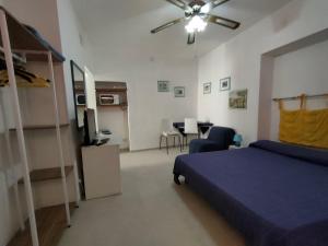 Isola del GiglioCasa Centurioni的一间卧室配有一张床,另一间卧室配有桌子