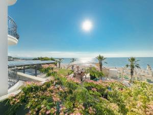 金沙Sentido Marea Hotel - 24 hours Ultra All inclusive & Private Beach的从度假村的阳台上可欣赏到海滩景色
