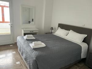 皮尔戈斯Aroma Cavas的一间卧室配有一张床,上面有两条毛巾