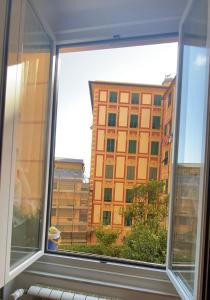 卡莫利索菲欧迪马雷酒店的享有大型建筑景致的窗户。