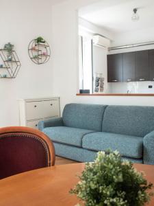 卡莫利索菲欧迪马雷酒店的客厅配有蓝色的沙发和桌子