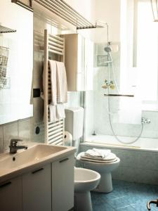 卡莫利索菲欧迪马雷酒店的一间带水槽、卫生间和淋浴的浴室