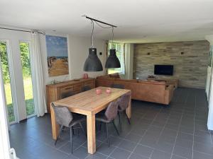 GasselteVakantiehuisje drenthe gasselterveld的客厅配有木桌和沙发