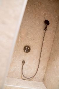 瓦朗斯克莱斯·西拉贝斯特韦斯特优质酒店的带淋浴喷头的浴室
