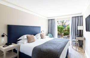 利勒鲁斯Best Western Premier Santa Maria的一间卧室设有一张大床和一个窗户。