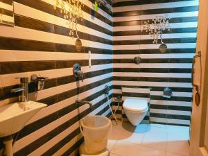 孟买Apex Hotel的一间带卫生间和水槽的浴室
