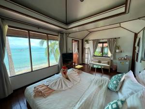 班拉克海滩邦拉克码头简易别墅的一间卧室设有一张大床,享有海景