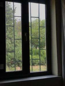 Kaji-SayLegenda Health Resort的享有树景的开放式窗户