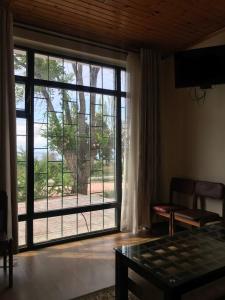 Kaji-SayLegenda Health Resort的客厅设有大窗户和桌子