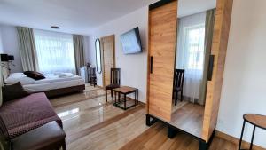 LubianaLubiana Resort的一间带床和镜子的客厅