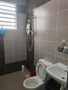 怡保Fong's Ipoh SImpang Pulai Homestay的一间带卫生间和水槽的浴室