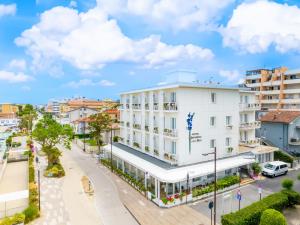 里米尼Hb Hotels Orchidea Blu的一条白色建筑的城市街道