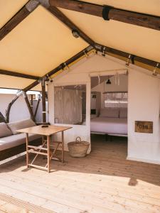 卡达克斯wecamp Cadaqués的帐篷配有桌子和两张床
