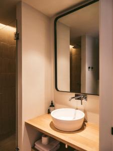 卡达克斯wecamp Cadaqués的浴室设有白色水槽和镜子