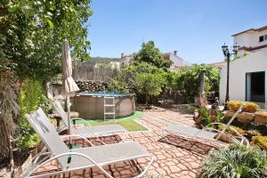 比拉夫洛尔Casa Tajinaste的庭院设有椅子和热水浴池。